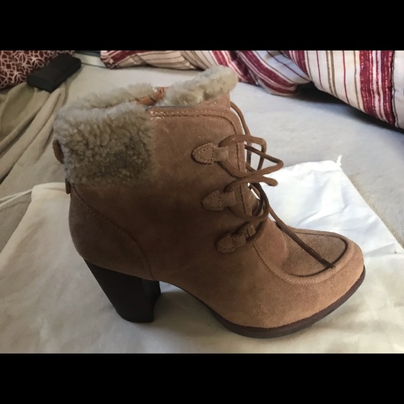 Ugg woman’s fashion boot shoe - Picture 3 of 7